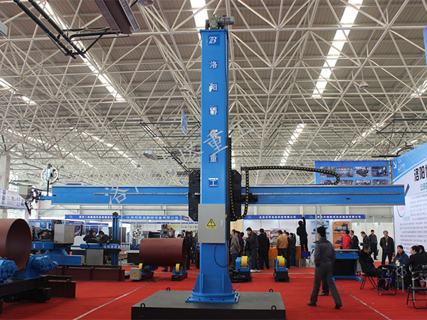 電動回轉(zhuǎn)行走焊接操作機